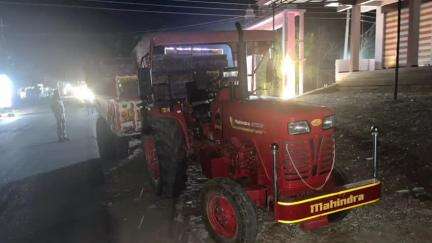 सिंगोली: सिंगोली में कलेक्टर के निर्देश पर परिवहन विभाग ने की कार्रवाई, पत्थरों से लदे ओवरलोड ट्रैक्टर को जब्त किया
