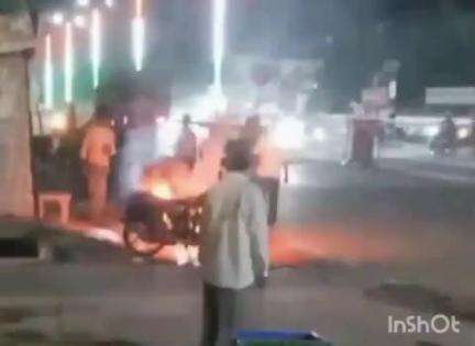 कैसरगंज: कैसरगंज बस स्टॉप के पास अज्ञात कारण से बाइक में लगी आग