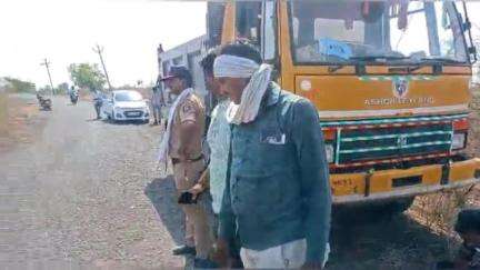 बाळापूर: लोहारा डोंगरगाव मार्गांवर उपविभागीय अधिकारीच्या चालकसह कोतवालांनी वाळू वाहतूकीवर केली कारवाई ; अधिकारी होते गायब ?