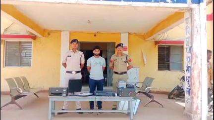 अकलतरा: अकलतरा पुलिस ने फर्जी आधार कार्ड बनाने वाले सहयोगी चॉइस सेंटर के संचालक को किया गिरफ्तार