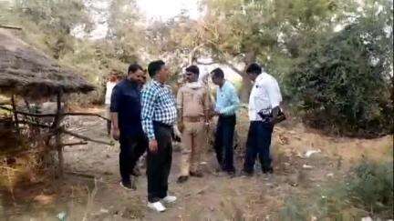 बिसवां: उर्दाहा गांव के आसपास के वन क्षेत्र का निरीक्षण कर अधिकार ने गांव वालों से सावधान रहने की बात कही, पिंजरा हेतु स्थान चिन्हित