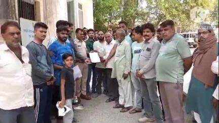 भदेसर: कश्मीर आतंकी हमले के खिलाफ भादसोड़ा मुस्लिम समाज ने किया विरोध, राष्ट्रपति के नाम थानाधिकारी को सौंपा ज्ञापन