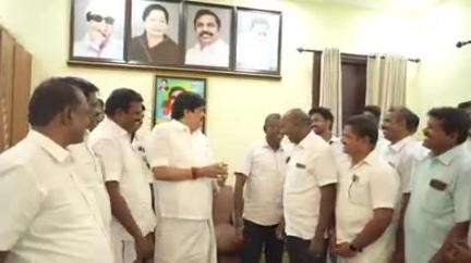 சிவகாசி: திருத்தங்களில் முன்னாள் அமைச்சர் இல்லத்தில் வ உ சி கலையரங்கம் கட்டுவதற்கு நிதி உதவி வழங்கினார் முன்னாள் அமைச்சர்