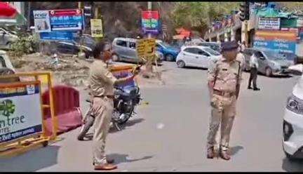 नरेन्द्रनगर: मुनि की रेती में एसएसपी टिहरी ने सड़क पर उतरकर चार धाम यात्रा के तहत ट्रैफिक व्यवस्था की मॉनिटरिंग