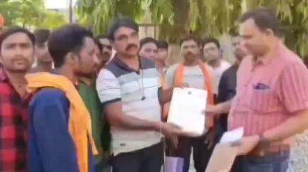 पुसौर: मिड़मिड़ा गांव में बार-बार बिजली लाइन टूटने से ग्रामीण परेशान  सरपंच ने सौंपा ज्ञापन
#jansamasya