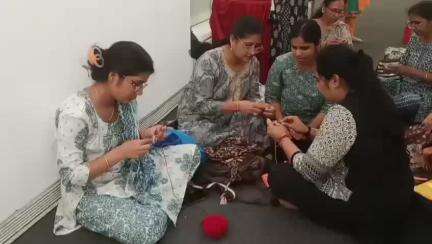 सांगानेर: जवाहर कला केन्द्र में क्रोशिया व बुनाई कार्यशाला से हुनर सीखकर लोग बन रहे हैं स्वावलम्बी