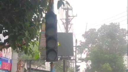 মহম্মদবাজার: ট্রাফিক আইন ভাঙ্গার অপরাধে বীরভূম জেলা ট্রাফিক পুলিশের পক্ষ থেকে ১০৭ জনকে জরিমানা করা হয়েছে