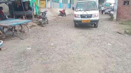 डुमरियागंज: डुमरियागंज खीरा मंडी से बैदौला को जाने वाली बांध पर बनी सड़क खराब होने से लोगों को आवागमन में हो रही परेशानी #jansamasya