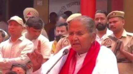 मिलक: राज्यमंत्री गुलाबो देवी ने मिलक के कन्या इंटर कॉलेज में मेधावी छात्र-छात्राओं को किया सम्मानित