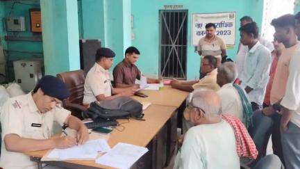 केसरिया: केसरिया थाना परिसर में थानाध्यक्ष व अंचलाधिकारी की उपस्थिति में भूमि विवाद को लेकर जनता दरबार का हुआ आयोजन