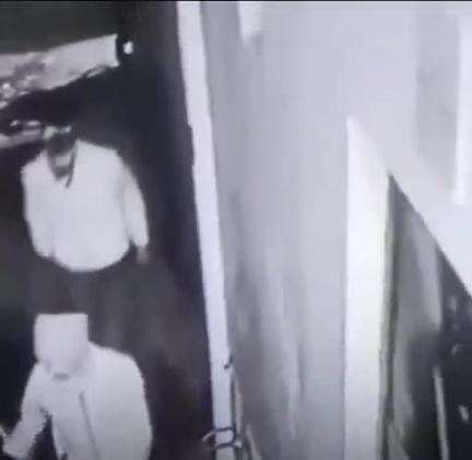 मुरार: जनकगंज में घर के बाहर रखी नई बाइक का सीट कवर दो लोगों ने फाड़ा, घटना का सीसीटीवी वीडियो हुआ वायरल