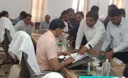 आलापुर: जलालपुर कस्बे में रह रहे संदिग्ध लोगों के प्रकरण पर व्यापारी नेताओं ने सीडीओ को दिया शिकायती पत्र
