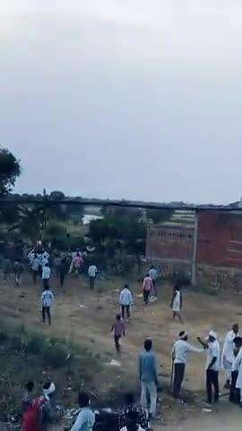 MURENA ke pahawali ganw mein  hua mamuli baat ko lekar lati maar
