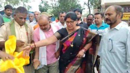 कोडरमा विधायक ने योजना समुद्री आहार का जीर्णोद्धार, श्मशान घाट में सीढ़ी और शेड निर्माण कार्य का किया शिलान्यास