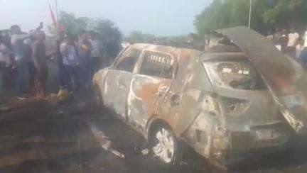 Jamshedpur कदमा भाटिया पार्क के पास  सड़क पर सुबह सुबह कार में लगी आ**ग व्यक्ति और कार दोनों खाक   #jharkhand