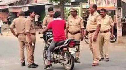 गोंडा: SP के निर्देशन में जिले की पुलिस ने कानून व्यवस्था के तहत चेकिंग अभियान चलाकर दो पहिया और चार पहिया वाहनों की की जांच