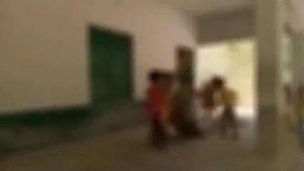 नवाबगंज: बाराबंकी: विद्यालय में छात्रों से सफाई कराने का वीडियो वायरल, शिक्षकों की लापरवाही पर उठे सवाल