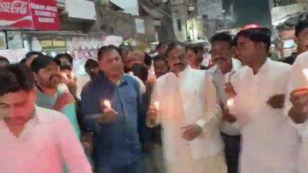 स्वार: स्वार नगर में व्यापारियों ने आतंकवाद के खिलाफ कैंडल मार्च निकालकर सरकार से कड़ी कार्रवाई की अपील की