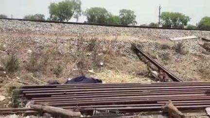 धर्माबाद: चिकना गावानजीक धावत्या रेल्वेतुन पडून परभणी येथील 35 वर्षीय व्यक्तीचा मृत्यू, धर्माबाद पोलिसात आकस्मिक मृत्यूची नोंद