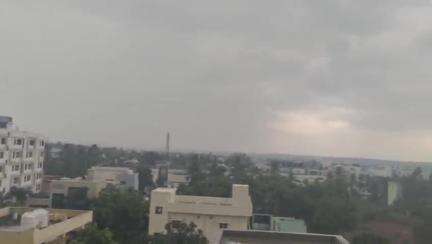 రాజమండ్రి సిటీ: రాజమండ్రిలో భారీ వర్షం ఆకాశమంత మేఘాలకు అమ్ముకుని భారీ వర్షం కురవడంతో ప్రజలు బయటికి వెళ్లేందుకు ఇబ్బందులు పడుతున్నారు
