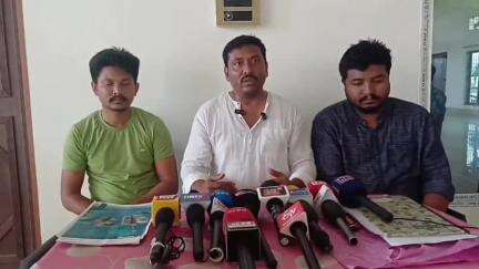 মৰাণ: খোৱাঙত নিচাসক্ত যুৱক আক্ৰমণৰ বলি গাঁও প্ৰধান, ন্যায় বিচাৰি খোৱাঙত সংবাদমেল সম্বোধন ৰাংচালি গাঁ‌ৱৰ গাঁওপ্ৰধান শোণিত গগৈৰ