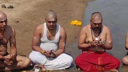 होशंगाबाद नगर: नर्मदापुरम में लक्ष्मीनारायण महायज्ञ का शुभारंभ, पोस्ट ऑफिस घाट पर नर्मदा जी की पूजा कर निकाली कलश यात्रा