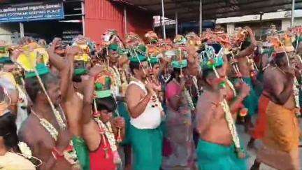 பழனி: முருகன் கோயிலில் பக்தர்களுக்கு நீர் மோர் வழங்கப்பட்டது. கோடை வெயிலின் தாக்கத்தை தணிக்க பக்தர்களுக்கு நீர் மோர் வழங்க நடவடிக்கை