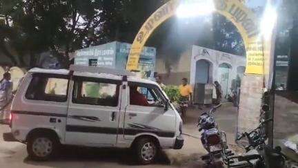 பழனி: உழவர் சந்தைக்கு வெளி மாநிலங்களில் இருந்து தக்காளி கொண்டு வந்து விற்பனை செய்ய வியாபாரிகள் முற்பட்டதால் உள்ளூர் விவசாயிகள் அதிகாரியுடன் வாக்குவாதம்