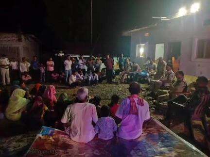 इछावर: इछावर थाना पुलिस ने कुंडी खाल में 22 क्वार्टर सफेद मदिरा ज़ब्त की, ग्रामीणों को चौपाल लगाकर समझाईश दी