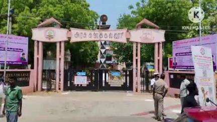 கரூர்: தான்தோன்றி மலை அரசு கலைக் கல்லூரியில் நீட் தேர்வு மாணவ மாணவிகள் சோதனைக்கு பின் உள்ளே அனுமதி