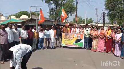 अंजनगाव सुर्जी: मोदी सरकारच्या ऐतिहासिक निर्णयाचे भाजपा पदाधिकाऱ्यांनी बसस्थानक चौकात जल्लोषात केले स्वागत