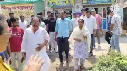 আরামবাগ: মাধ্যমিকে পঞ্চম স্থানাধিকারী গৌরহাটির সিঞ্চনের বাড়িতে গিয়ে সম্বর্ধনা জানালেন সাংসদ
