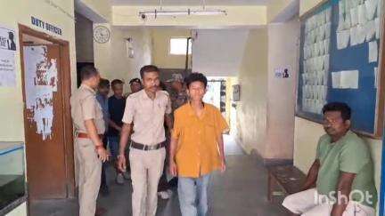 খড়িবাড়ি: ভারত থেকে নেপালে প্রবেশের আগে খড়িবাড়ির পানিট্যাংকি সীমান্ত থেকে গ্রেপ্তার ৬ মায়ানমারের নাগরিক