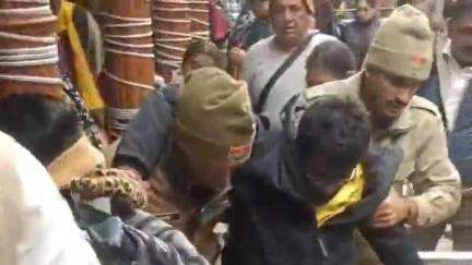 राजगढ़ी: दिव्यांग श्रद्धालु को पुलिस जवानों ने यमुनोत्री धाम दर्शन कराया