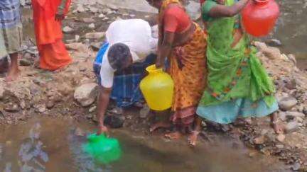 திருப்பத்தூர்: ஆற்று ஓடையில் தண்ணீர் வடிகட்டி அதை  எடுத்து குடிநீராக பயன்படுத்தும் சுபேதார் வட்டத்தைச் சேர்ந்த மக்கள்