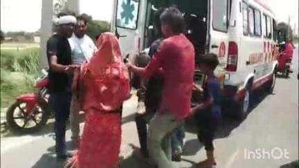 बिधूना: गहेसर गांव के समीप तेज रफ्तार बाइक फिसलने से दो लोग घायल, मौके पर पहुंची 108 एम्बुलेंस