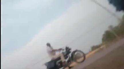 बिरसिंहपुर: ग्राम भटिगवा में बिजली की तार ऊपर कर रहे युवक पर लाठी-डंडे से हमला, वीडियो वायरल