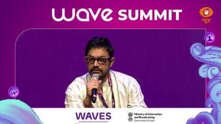 Waves 2025 की मास्टर क्लास में आमिर ख़ान ने अभिनय की बारीकियों पर चर्चा की।