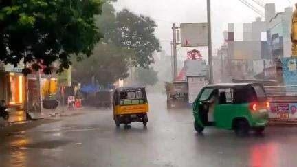 గుడివాడలో ఈదురుగాలు ఉరుములు, మెరుపులతో కూడిన భారీ వర్షం, స్తంబించిపోయిన ట్రఫిక్