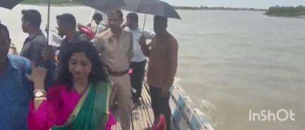 হাজো: হাজোৰ চৰ অঞ্চলত প্ৰচাৰ অভিযান বিধায়িকা সুমন হৰিপ্ৰিয়াৰ, ব্ৰহ্মপুত্ৰৰ সুঁতি নাৱেৰে পাৰ হৈ বাইকেৰে যাত্ৰা