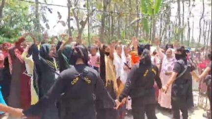 নগাঁও: ডুমডুমীয়া মহিলাৰ উত্তাল প্ৰতিবাদ,ডুমডুমীয়া আৰক্ষী পহৰা চকী ঘেৰাও কৰি হত্যা কাৰীক শাস্তিৰ দাবীত প্ৰতিবাদ মহিলাৰ