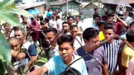 মাৰ্ঘেৰিটা: বৰডুমচাত আৰক্ষীৰ বিৰুদ্ধে অমানৱীয় অত্যাচাৰৰ অভিযোগত  থানা ঘেৰাও কৰি উত্তপ্ত পৰিস্থিতিৰ সৃষ্টি ৰাইজৰ