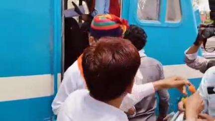 मारवाड़ जंक्शन: मारवाड़ जंक्शन रेलवे स्टेशन पर पुणे जोधपुर एक्सप्रेस ट्रेन का नगरवासियों ने ढोल-नगाड़ों और बैंड से किया स्वागत