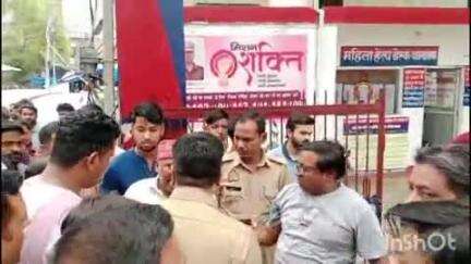 जसराना: एका थाने के समीप व्यापारियों ने चोरी की घटना का खुलासा न होने पर किया प्रदर्शन, दरोगा पर लगाया अभद्रता का आरोप