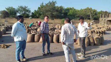 ભાણવડ: ભાણવડ એ.પી.એમ.સી. ખાતે ખરીદ કેન્દ્રની મુલાકાતે આવેલા અધિકારીઓ