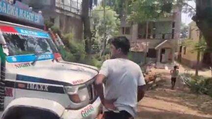 শান্তিপুর: ঘোড়ালিয়ায় নিয়ন্ত্রণ হারিয়ে যাত্রী বোঝাই টোটোর পিছনে  ধাক্কা পণ্যবাহী মাক্স গাড়ির,ঘটনায় গুরুতর আহত এক মহিলা সহ দুই জন