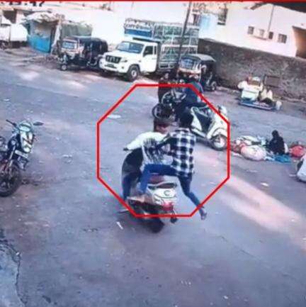 महाराष्ट्र के नासिक में फिल्मी स्टाइल में दोस्त की मदद से पुलिस की कस्टडी से भागा युवक, घटना का वीडियो आया सामने