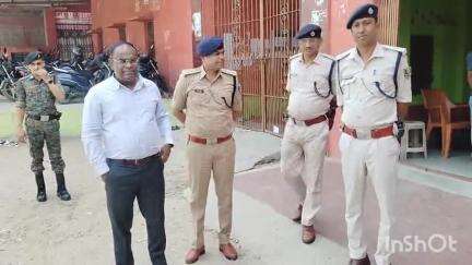 सासाराम: सासाराम में यूजी नीट की परीक्षा के लिए कई सेंट्रो पर छात्र-छात्राओं की जांच पड़ताल के बाद दी गई एंट्री