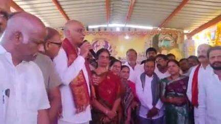 జహీరాబాద్: నాగిరెడ్డిపల్లి లో దుర్గాభవాని దేవి జాతర ఉత్సవాల్లో పాల్గొన్న మాజీ మంత్రులు హరీష్ రావు, సబితా ఇంద్రారెడ్డి