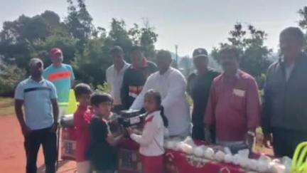 குன்னூர்: விளையாட்டு வீரர்களுக்குவிளையாட்டு உபகரணங்கள் உபதலை மேல்நிலை பள்ளியில் கோடைகால ஹாக்கி பயிற்சி முகாமில் வழங்க பட்டது